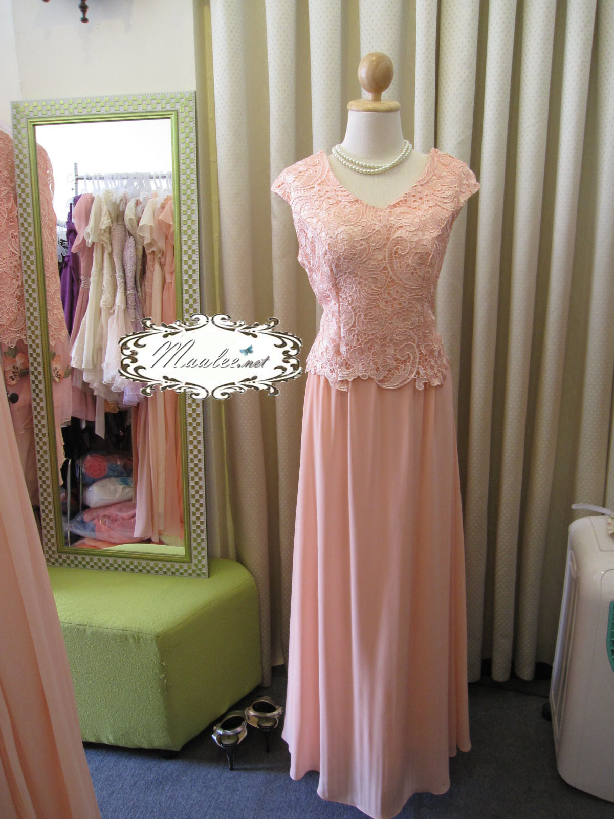 พร้อมส่ง ชุดราตรียาว สีพีช โอโรสอ่อน แต่งลูกไม้ฉลุ กระโปรงผ้าชีฟองพลิ้วสวย