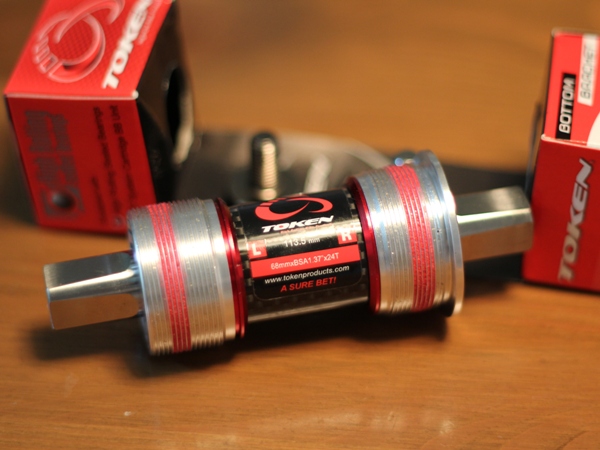 กะโหลกเหลี่ยม TK868CT- TOKEN Frame BSA 1.37'X24T Crank jis Square แกนไทเทเนียม 107.5,113.5,118