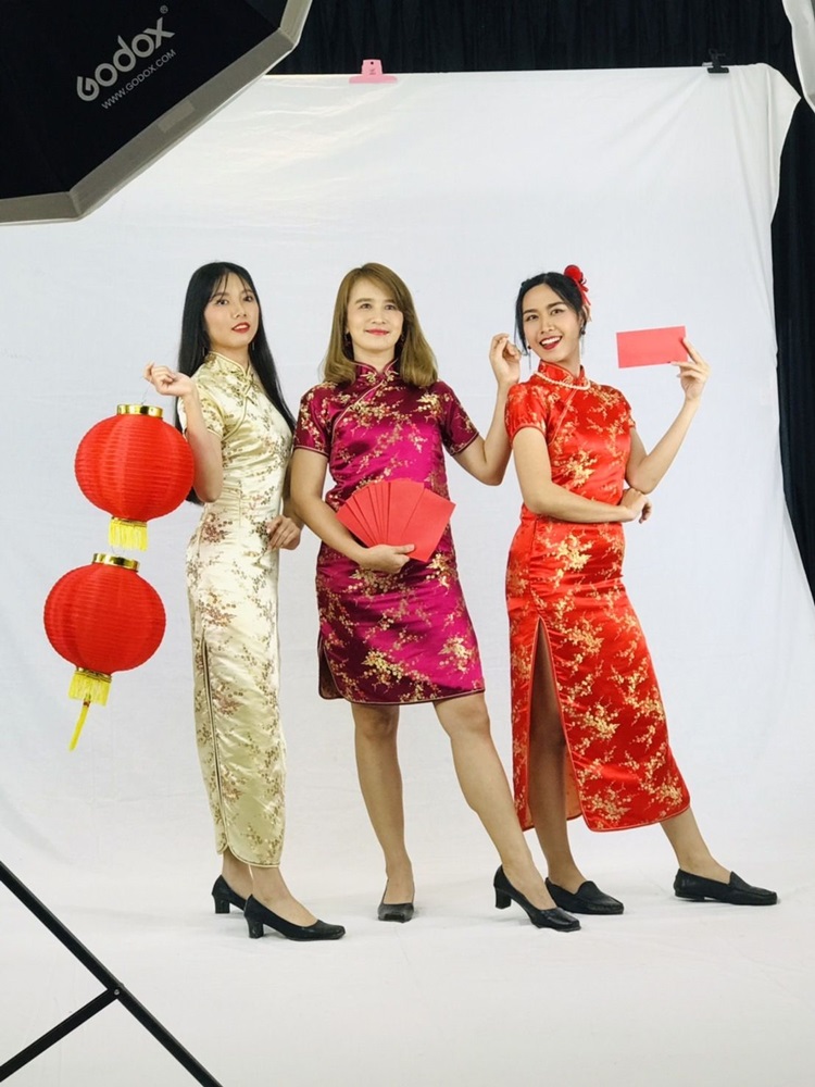 พร้อมส่ง กี่เพ้า / สั้น สีไวน์แดง ลายดอกบ๊วย Cherry Blossom ผ้าไหมจีน กุ๊นขอบ ตัดเย็บอย่างดี (XL)