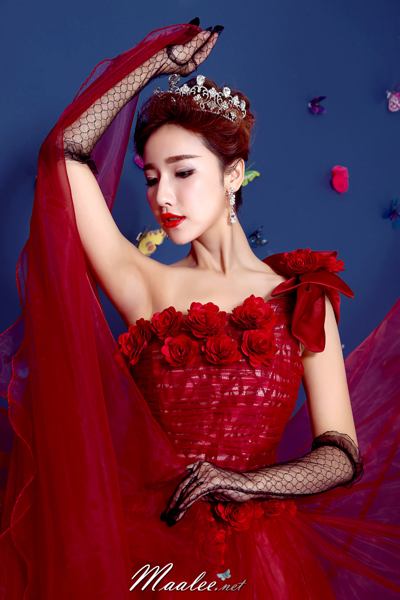 พร้อมเช่า ชุดแฟนซี ชุดราตรียาว สีแดง ไหล่เฉียง ตัวชุดเป็นผ้าแก้ว แต่งดอกสวย ไหล่ซ้ายมีโบว์ เชือกผูกหลัง