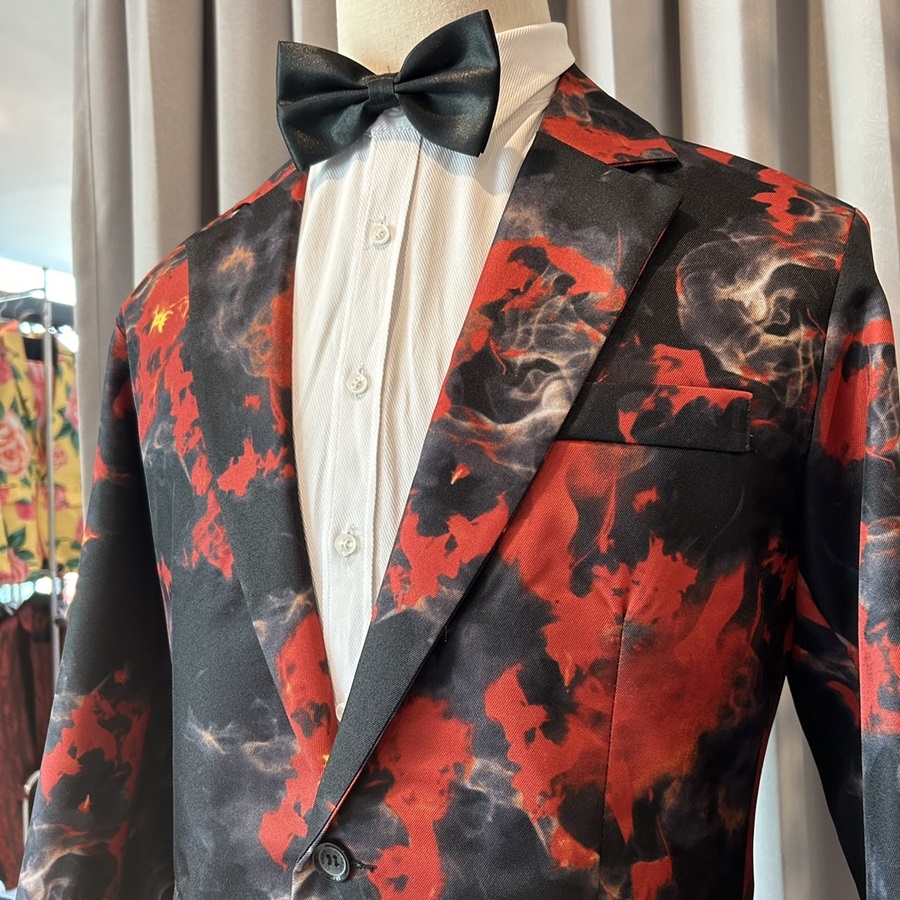 พร้อมเช่า เสื้อสูทชาย สีแดงดำ พิมพ์ลายกราฟฟิก กับกางเกงสีดำ