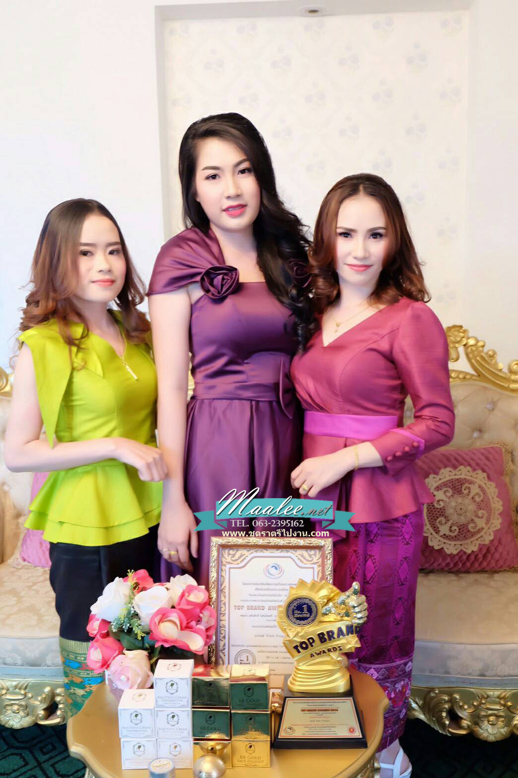 พร้อมเช่า ชุดราตรีสั้น สีม่วงเข้ม แบบเก๋ ปิดไหล่ แต่งดอกกุหลาบ กระโปรงทรง A จับจีบ แต่งโบว์ที่เอว