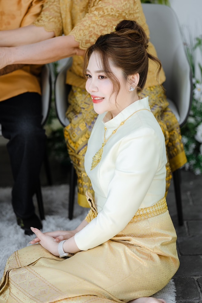 พร้อมเช่า ชุดแต่งงานไทยประยุกต์ สีทอง แขนยาว