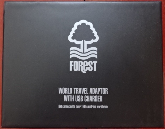 ปลั๊กต่อพ่วงเต้ารับนานาชาติ ฟุตบอล สโมสรน็อตติ้งแฮม ฟอเรสต์ - WORLD TRAVEL ADAPTER พร้อมช่องชาร์จ USB ตราสโมสร NFFC ใหม่ / NOTTINGHAM FOREST Football Club Universal Adapter - NFFC Logo WORLD TRAVEL ADAPTER with USB CHARGER NEW
