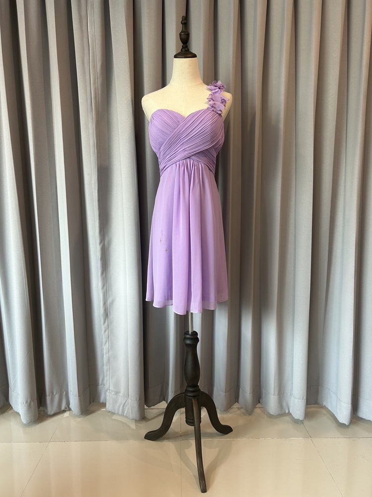 พร้อมเช่า ชุดราตรีสั้น เกาะอก ไหล่เดียว สีม่วง Lavender จับเดรปไขว์ช่วงหน้าอก แต่งดอกไม้ช่วงไหล่