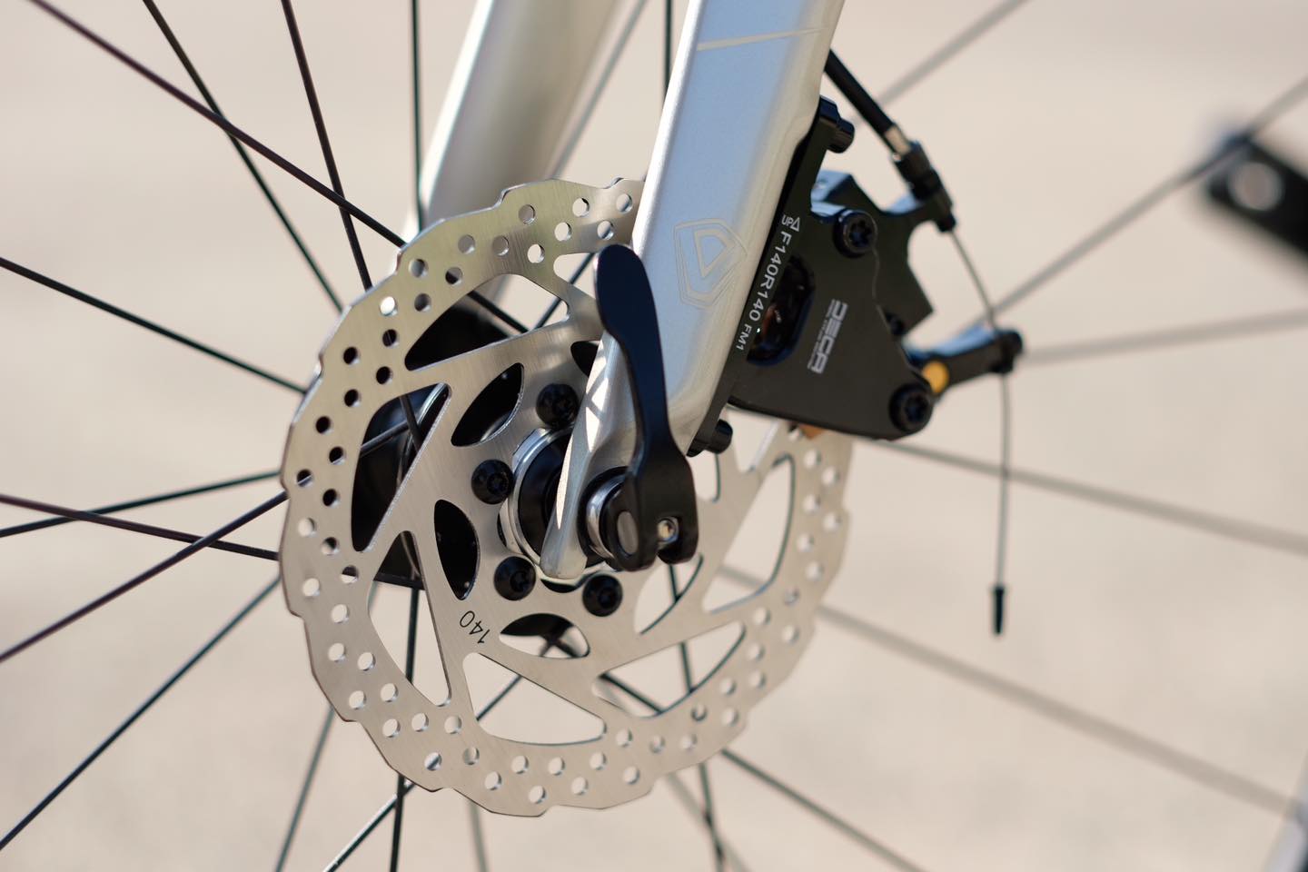 จักรยานเสือหมอบ JAVA SILURO 6 DISC ล้อ/แฮนด์/ตะเกียบ คาร์บอน ชุดขับ Shimano 22 Speed 105 mix Deca (2x11) ได้รับการรองรับมาตรฐาน 𝗨𝗖𝗜