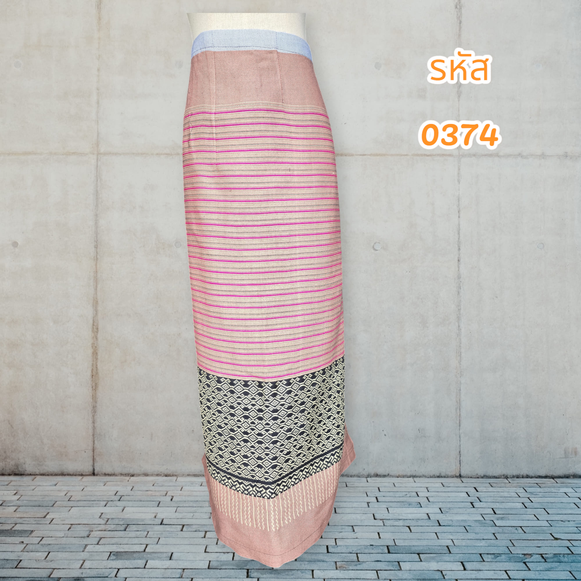 ผ้าถุงสำเร็จรูปแบบป้ายเย็บติดตะขอ (อัดผ้ากาว)0374