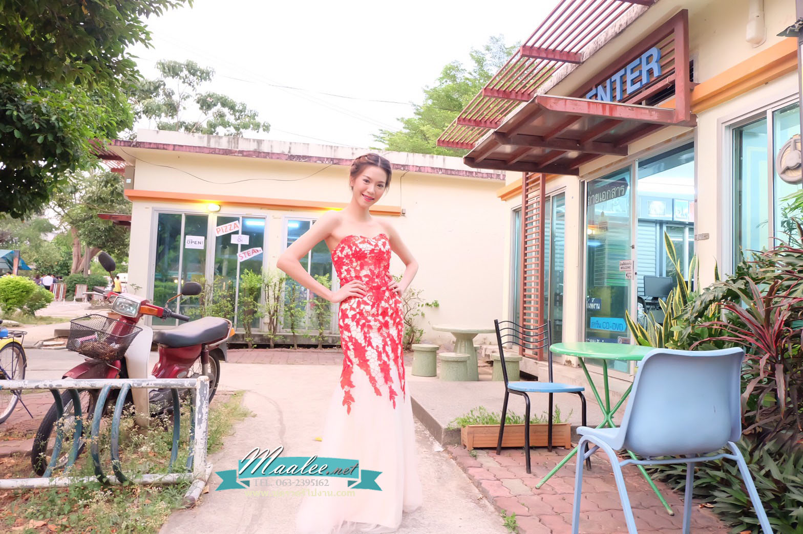 พร้อมเช่า ชุดราตรียาว สีแดง แบบเกาะอก ลายลูกไม้ ทรงหางปลาแต่งผ้าตาข่าย (เชือกผูกหลัง)