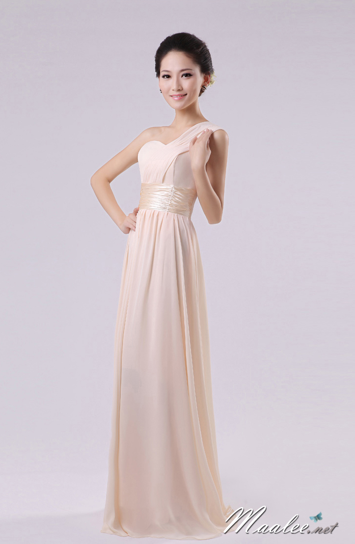 พร้อมส่ง ชุดราตรียาว เกาะอก ไหล่เดียว ผ้าชีฟองพลิ้วสวย คอ sweet heart แต่งเอวผ้าซาติน สีครีม