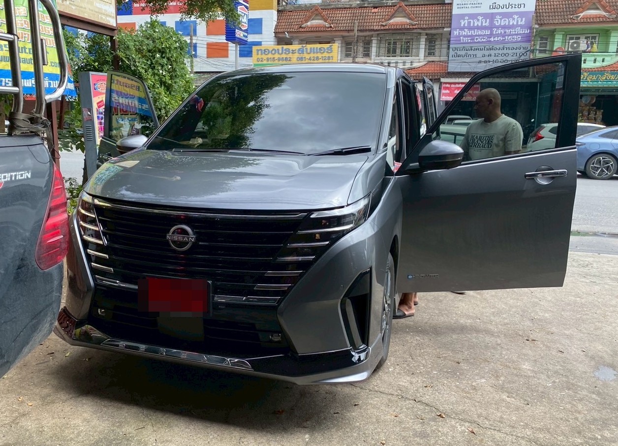ผ้ายางปูพื้นรถยนต์ Nissan Serena C28 ปูกระดุมเล็ก PVC สีดำขอบดำ