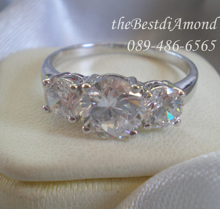 BR939RD+++แหวนเพชร 3 เม็ด+++(เหมือนที่โชว์ไว้ที่ Banner ของร้านค่ะ หรู เรียบ อยู่ได้ทุกยุคทุกสมัย เป็นแบบ basic ที่ทุกคนต้องมีแบบนี้ค่ะ เพชรสวยมาก