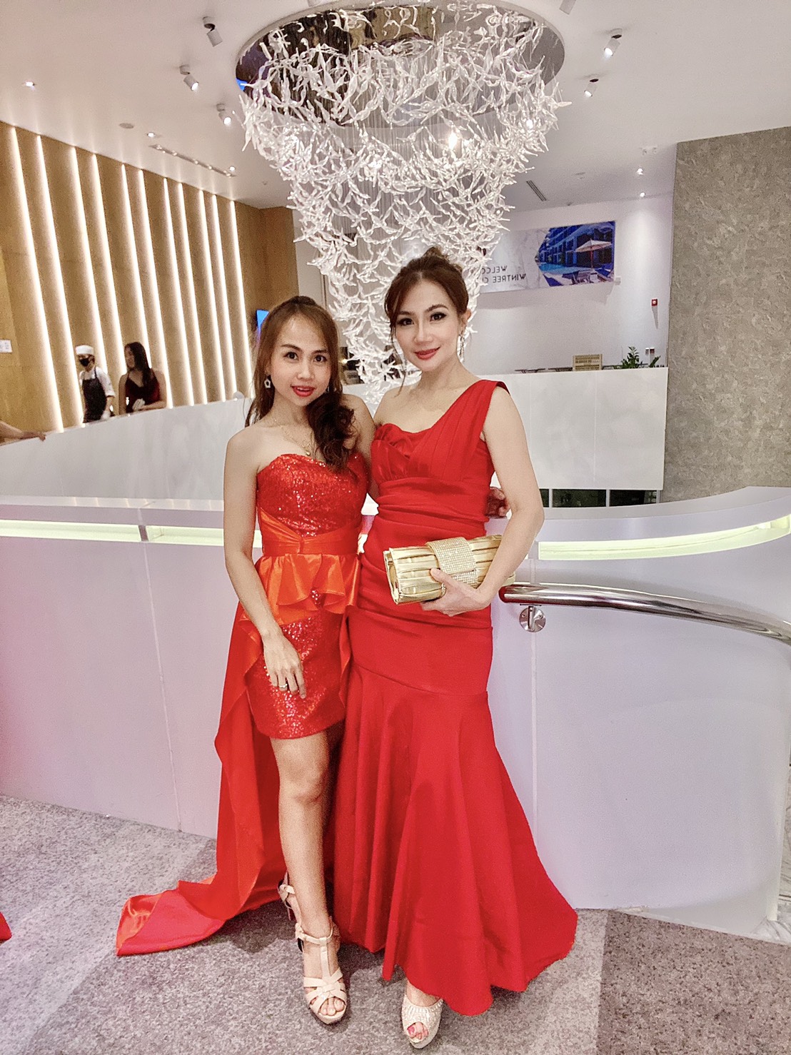 พร้อมเช่า ชุดราตรียาว เกาะอก ไหล่เดียว ทรงหางปลา ผ้าแพรยืดตามตัว แหวกหน้าขา สีแดง