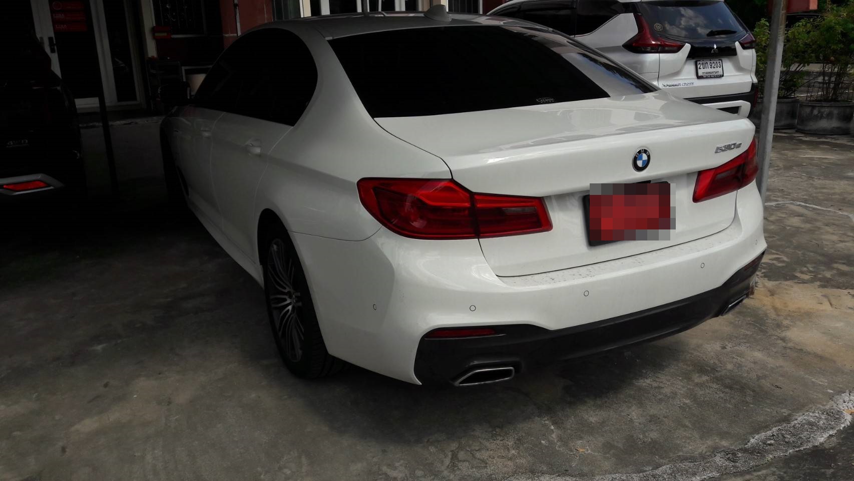 ขายพรมรถยนต์ BMW 530e G30 ปูพรมหกดี สีกาแฟ เข้ารูป