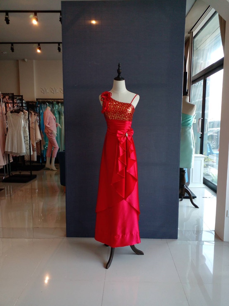 พร้อมเช่า ชุดราตรียาว ไหล่เฉียง สีแดงสด ปักเลื่อมไล่สี จับจีบแต่งโบว์ช่วงเอว ประดับดอกไม้สวยหวานบนไหล่