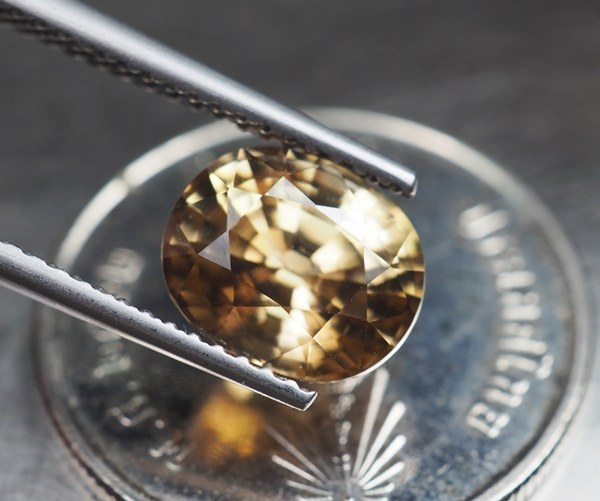 เพทายกัมพูชา 3.31 กะรัตสีน้ำตาลอ่อนปนเหลือง (0947)