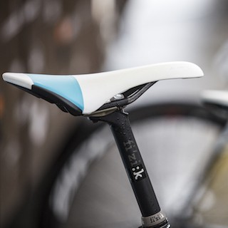 หลักอานรุ่นท้อป Fizik Cyrano Seatpost R1, 30.9x330mm และ 31.6x400mm.