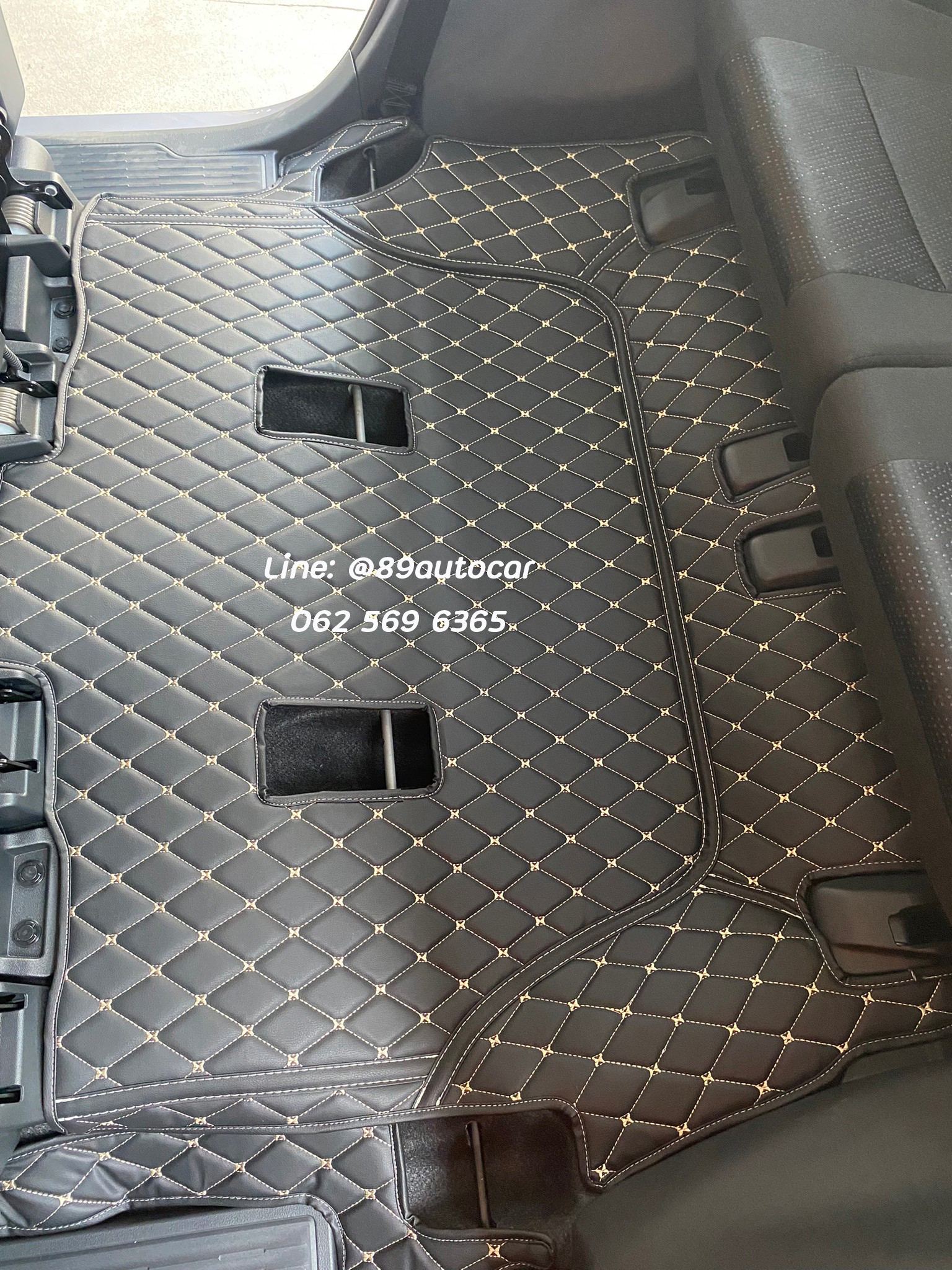 พรมปูพื้นรถยนต์ Toyota Veloz ปูพรม7D สีดำด้ายทอง เสริมด้วยพรมดักฝุ่นสีเทา