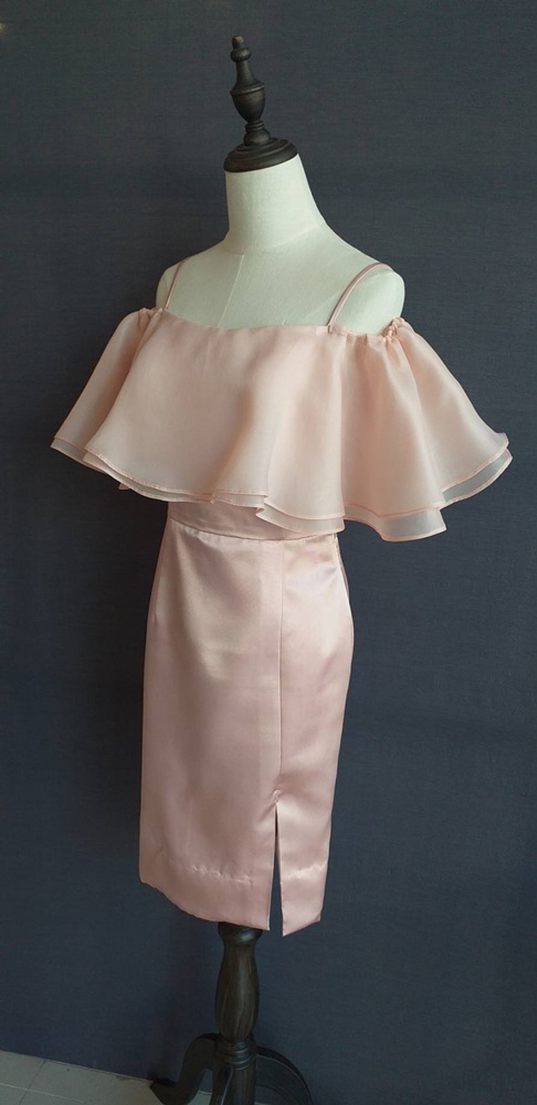 พร้อมเช่า ชุดราตรีสั้น สีโรสโกลด์ สายเดี่ยว แต่งระบายผ้าแก้ว