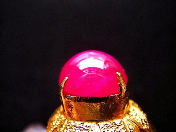 ทับทิมพม่า สีแดงสดเลือดนก หัวแหวนสวยทรงนูน รูปสวยเนื้อดี แหวนล้อมเพชร สวยงามล้ำ เด่นงามสง่า ขนาดทับทิมขนาด 9.62x12.50x5.2 mm. นน.6.06 ct.