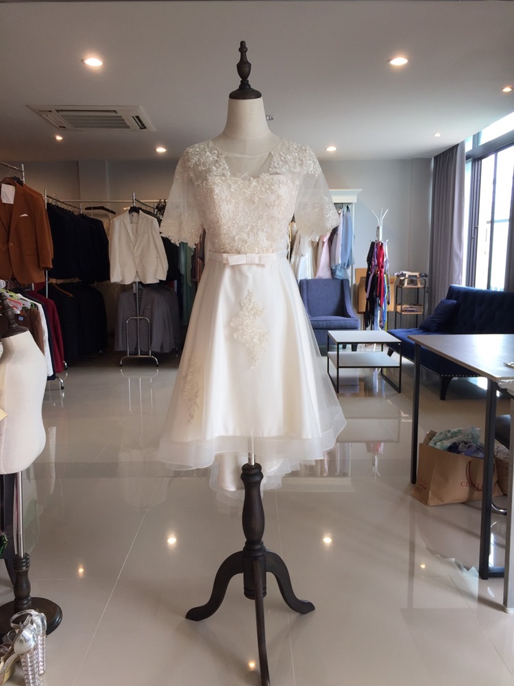 พร้อมเช่า ชุดแต่งงาน มินิมอล ชุดหมั้น ลูกไม้ แขนสั้น หน้าสั้น หลังยาว ชุดพรีเวดดิ้ง สีครีม