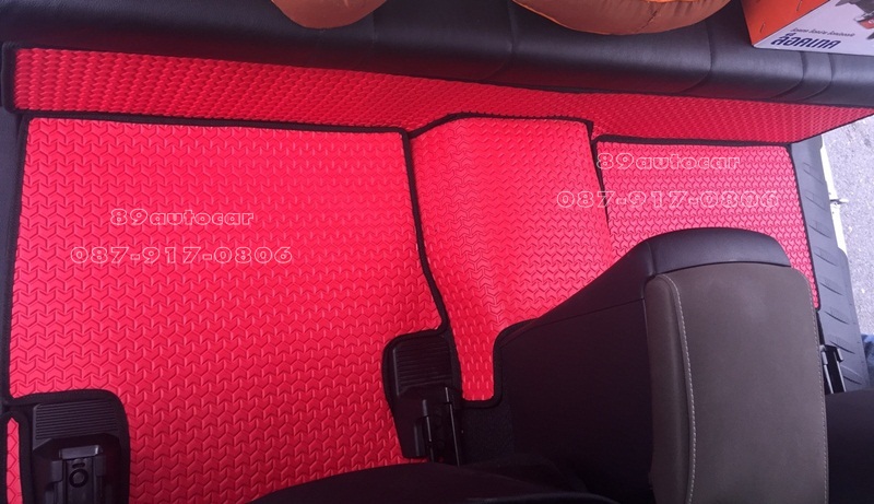 พรมกระดุมปูพื้นรถยนต์เข้ารูป Toyota Revo Cab ลายธนูสีแดงขอบดำ