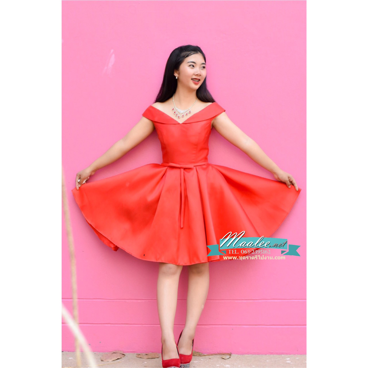 พร้อมเช่า ชุดราตรีสั้น แบบไหล่ปาด สไตล์วินเทจผ้าไหมดัชเชส กระโปรงทรงA แต่งโบว์ช่วงเอว (เชือกผูกหลัง) สีแดง