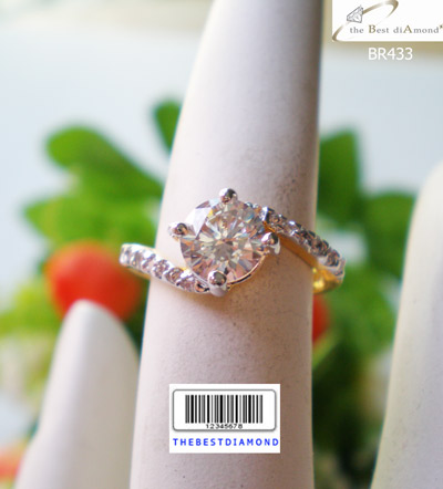 BR433+++แหวนชู 1 กะรัต ตรงกลางเพชรCZกลมยกสูง บ่าข้างเอี้ยวๆ สวยมากๆๆ ดูดี เพชรประกายแวววับ วิ๊งๆ เหมือนจริงสุดๆๆ