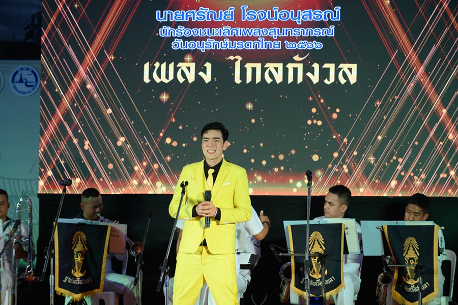 พร้อมเช่า ชุดสูทชาย สีเหลือง Bright Yellow 3-piece Suit พร้อมเสื้อกั๊ก