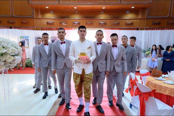 พร้อมเช่า ชุดสูทชาย สีเทาอ่อน เข้ารูป พร้อมเสื้อกั๊ก