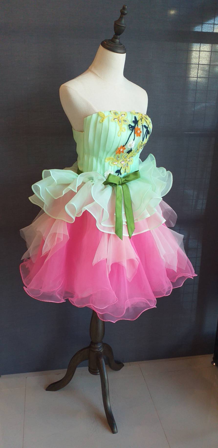 พร้อมเช่า ชุดแฟนซี ชุดราตรีสั้น เกาะอก สีเขียว กระโปรงระบายสีชมพูหวาน อกจับจีบแต่งลายสวย