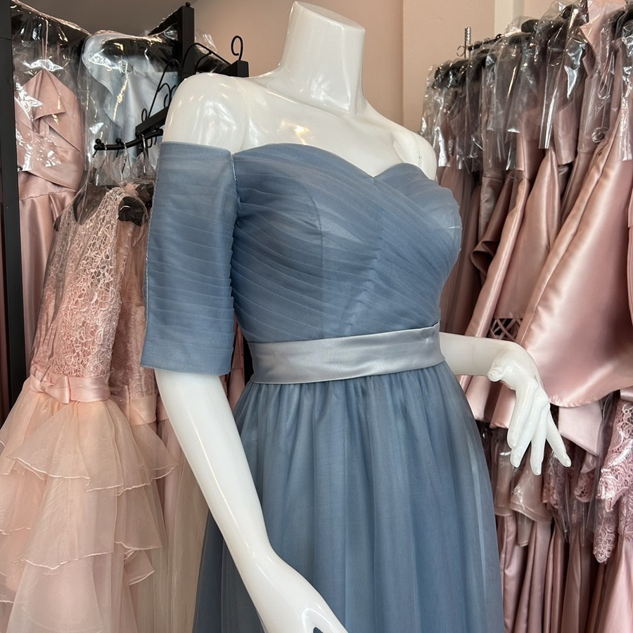 พร้อมเช่า ชุดราตรียาว & แบบปาดไหล่ สีฟ้าอมเทา กระโปรงผ้าโปร่งตาข่ายนิ่ม ใส่สบายตัว อกจับจีบ ผ้าซาตินคาดเอว (เชือกผูกหลัง)