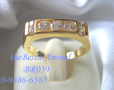 BR039+++แหวนแถวแบบมีเพชรข้าง+++ ใช้เพชรกลมฝังแบบหนีบ หรูหราพอสมควร หน้าตัดตรง สวยๆเรียบๆ สำหรับคนที่ไม่ชอบฝังแบบหนามเตย งานเรียบร้อยเพชรเหมือนจริงมาก