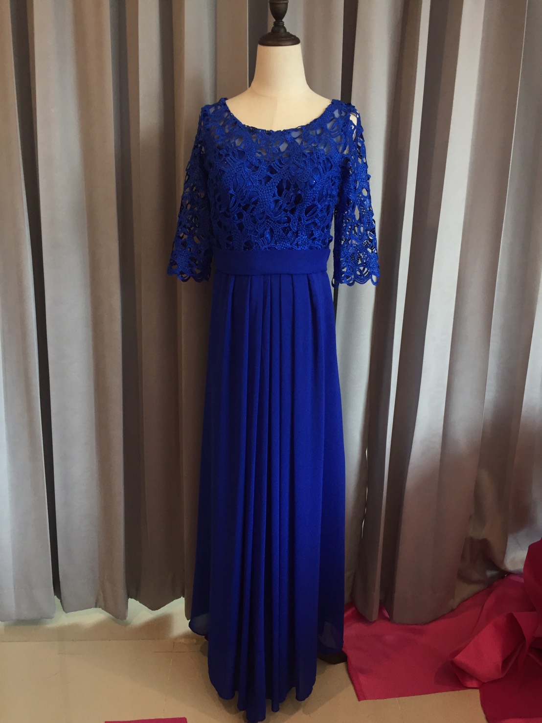 พร้อมเช่า ชุดราตรียาว สีน้ำเงิน แขนสามส่วน ลูกไม้ฉลุ กระโปรงผ้าชีฟอง