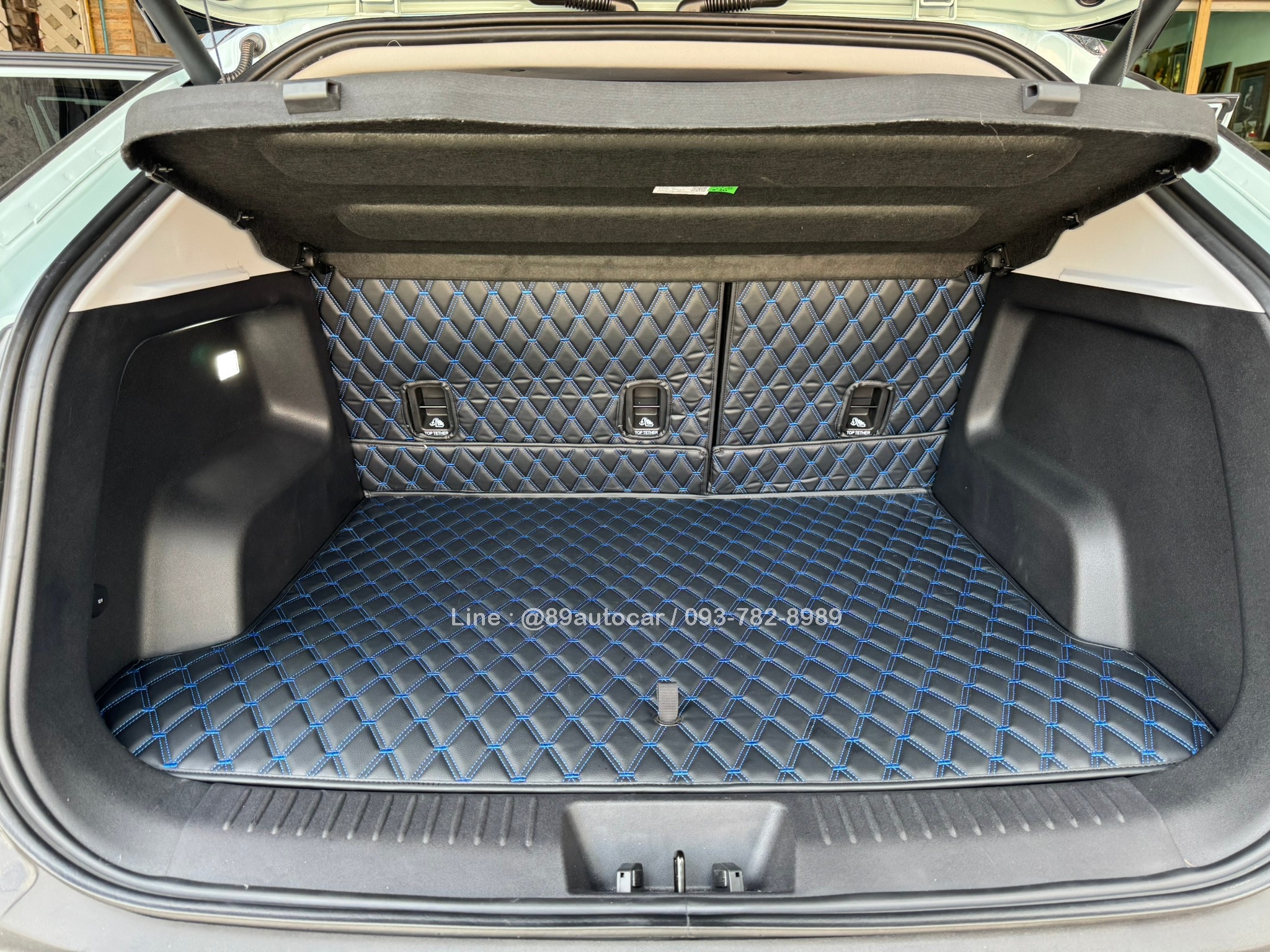 พรมปูพื้นรถยนต์ Omoda C5 (โอโมด้า ซี5) ปูพรมVVIP สีดำด้ายน้ำเงิน เต็มคัน