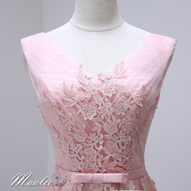 พร้อมเช่า ชุดราตรียาว แขนกุด สีชมพู แต่งลายลูกไม้ ผ้าตาข่าย ข้างในปักเลื่อมสวย