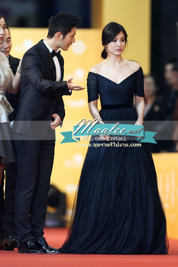 พร้อมเช่า ชุดราตรียาว & แบบปาดไหล่ สีดำ กระโปรงผ้าโปร่งตาข่ายนิ่ม ใส่สบายตัว อกจับจีบ ผ้าซาตินคาดเอว (เชือกผูกหลัง)