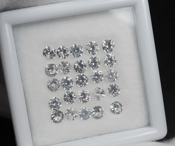 เพทายขาวเจียรเหลี่ยมเพชร 6.65 กะรัต 25 ชิ้น 3.6 มิล