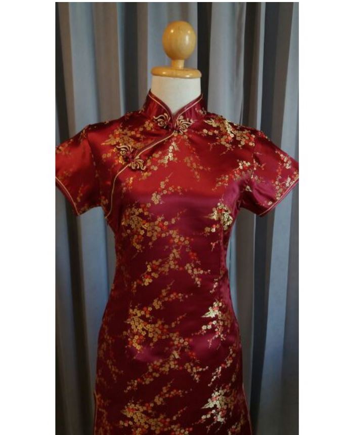 พร้อมส่ง กี่เพ้า สีไวน์แดง ลายดอกบ๊วย Cherry Blossom ผ้าไหมจีน กุ๊นขอบ ตัดเย็บอย่างดี (2XL,3XL,5XL)