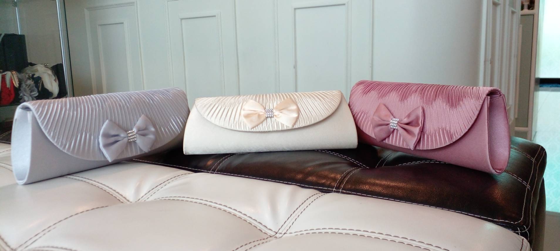 Sale พร้อมส่ง Evening Clutch กระเป๋าออกงาน ผ้าซาตินอัดพลีต แต่งโบว์ (เหลือสีชมพูนู้ดกับสีดำ)