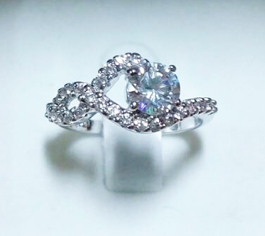 BR213RD+แหวนดีไซน์ เก๋ เรียบ หรู งามมากๆๆ เหมือนของแท้สุดๆเล่นไฟวิ๊งๆ รับประกันความสวย