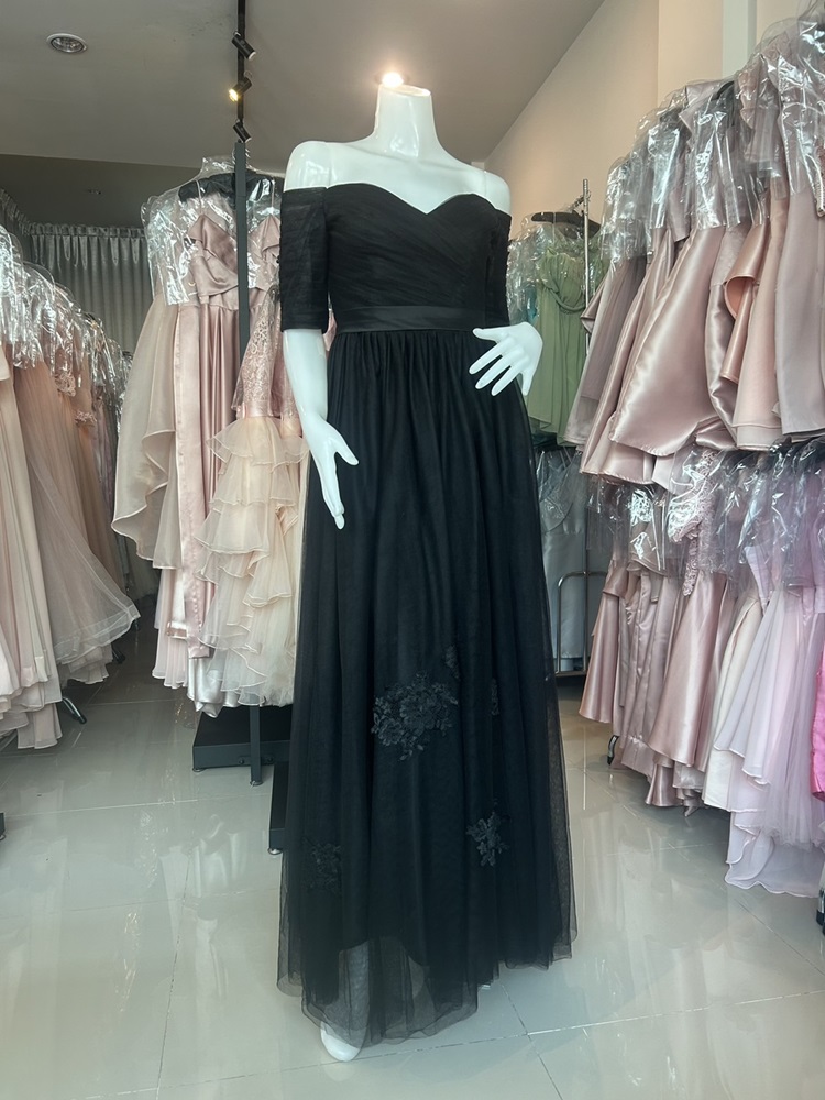 พร้อมเช่า ชุดราตรียาว & แบบปาดไหล่ สีดำ กระโปรงผ้าโปร่งตาข่ายนิ่ม ใส่สบายตัว อกจับจีบ ผ้าซาตินคาดเอว (เชือกผูกหลัง)