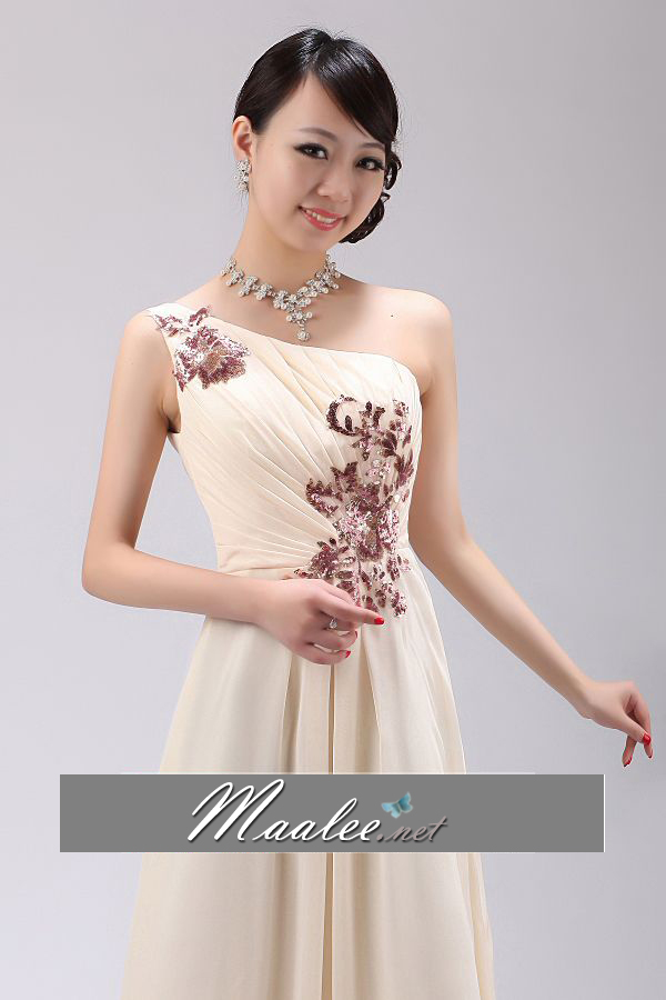 พร้อมเช่า ชุดราตรียาว ไหล่เดียว สีครีม แต่งลูกไม้ปักเลื่อมละเอียด ช่วงอกจับเดรปสวย