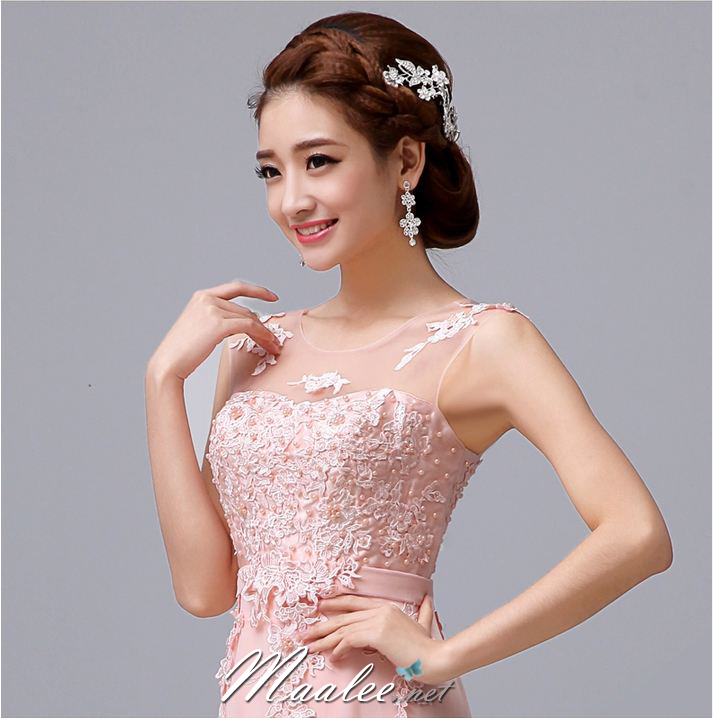 พร้อมเช่า ชุดราตรียาว สีชมพู แบบเรียบหรู แต่งลูกไม้เซาะดอก ปักลูกปัดมุก