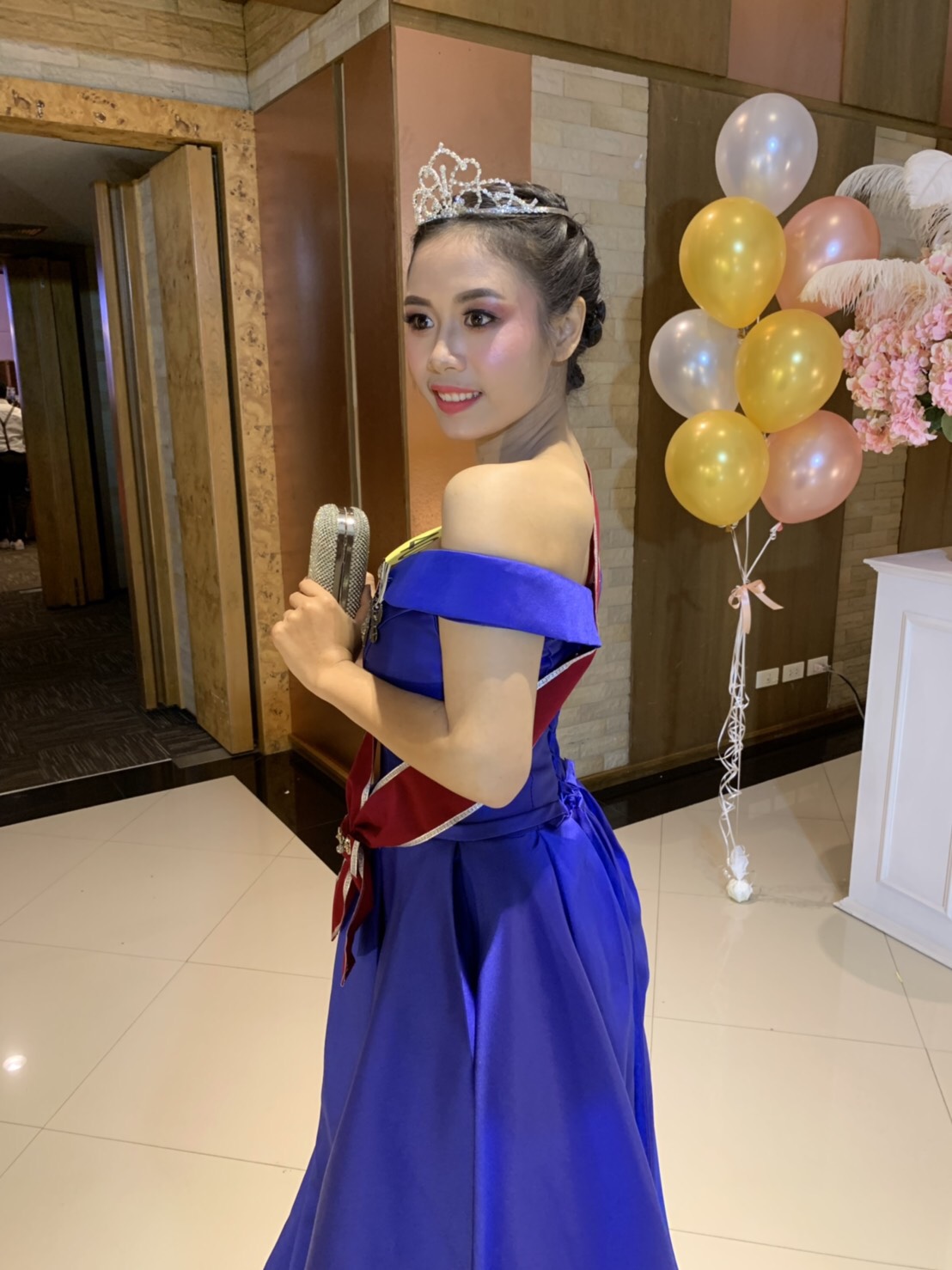 พร้อมเช่า ชุดราตรียาว แบบไหล่ปาด อกSweet heart สไตล์วินเทจผ้าไหมดัชเชส กระโปรงทรง A แต่งโบว์ ช่วงเอว (เชือกผูกหลัง) สีน้ำเงิน