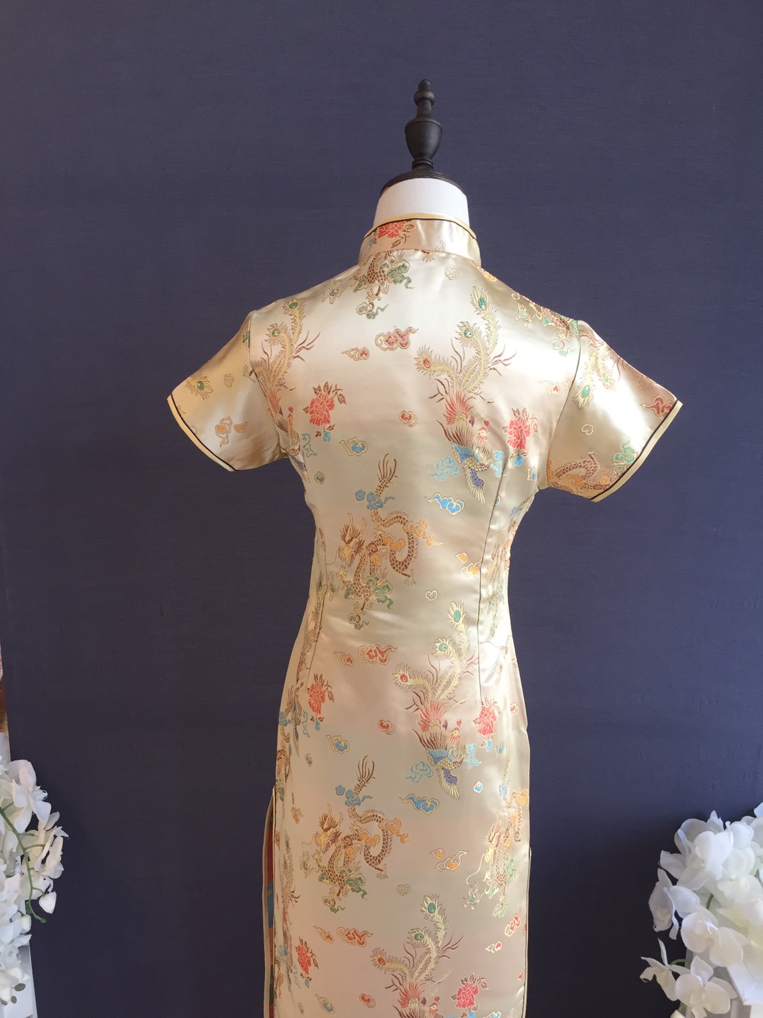 พร้อมส่ง กี่เพ้า สีทอง ลายมังกรนกฟินิกซ์ ผ้าไหมจีน กุ๊นขอบ ตัดเย็บอย่างดี