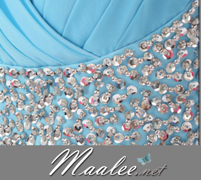 พร้อมเช่า ชุดราตรียาว สีขาว off-white แบบเก๋ คล้องคอ ช่วยยกเนินอกสวย