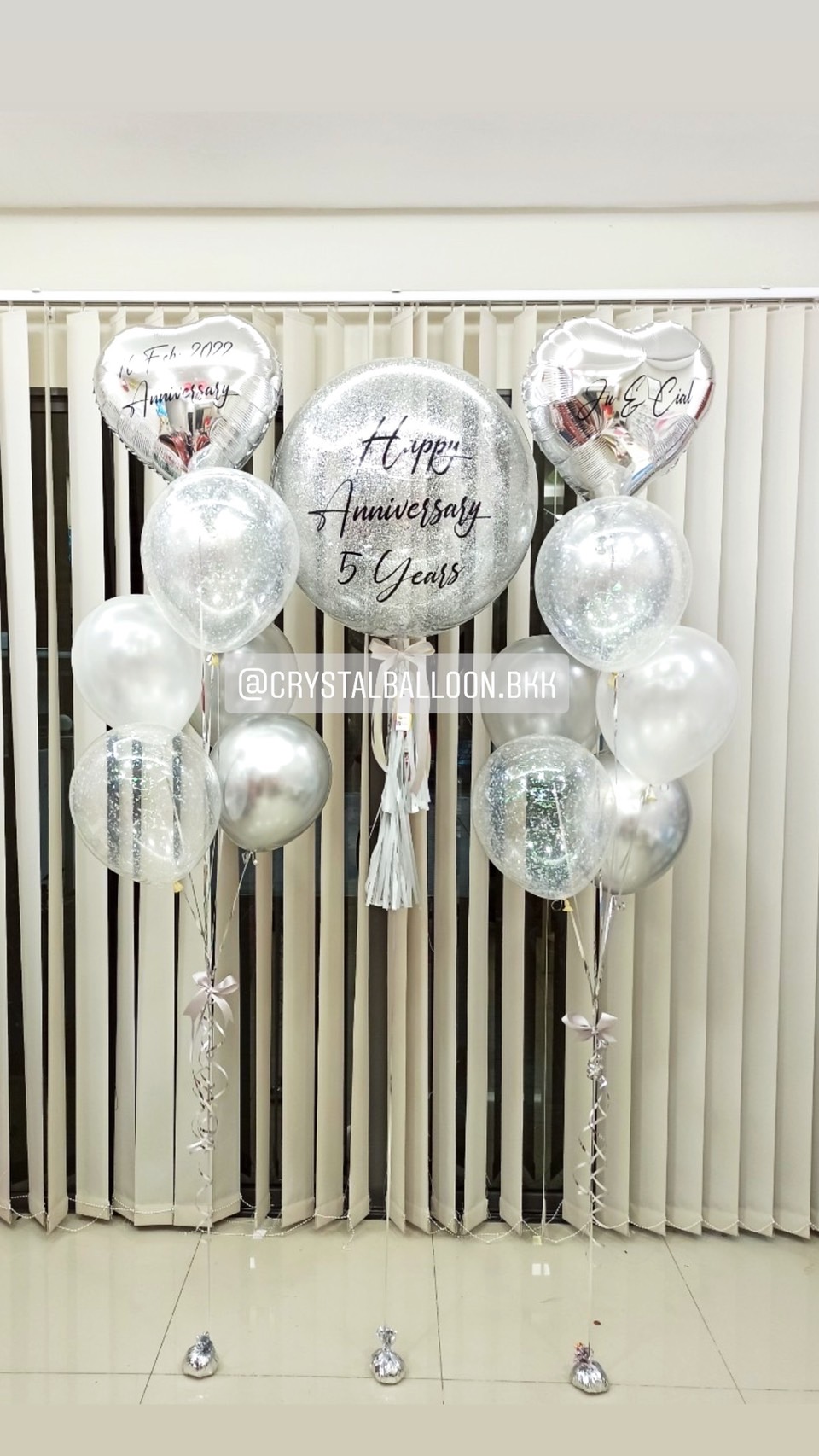 ลูกโป่ง Anniversary Bubble ขนาด 24" Theme สีเงิน พร้อมตกแต่ง ช่อลูกโป่งฟอยล์หัวใจ ขนาด 18" 2 ช่อ,ลูกโป่งใส ใส่กลิตเตอร์ สามารถเปลี่ยนสีลูกโป่ง/เปลี่ยนข้อความ/เปลี่ยนขนาดได้
