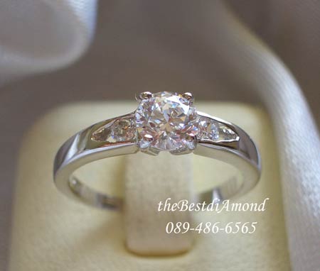 BR047RD+++แหวนเพชรเม็ดเดี่ยวขนาด 30 สต+++ แหวนแบบ Basic ใส่ได้นานไม่เบื่อ วงนี้เพชรไม่ใหญ่ ใส่ติดนิ้วได้เลย แบบเรียบๆ แต่ดูดีค่ะ