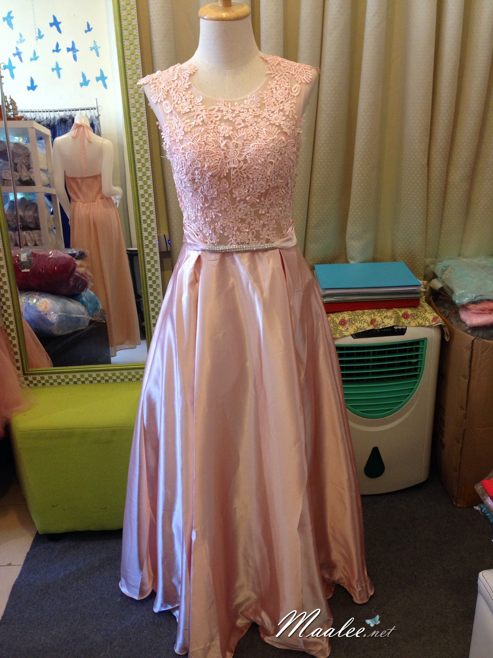 พร้อมเช่า ชุดราตรียาว แขนกุด สีเขียว อกแต่งลูกไม้ กรโปรงเนื้อผ้ามัน คาดเอวคริสตัล เซ็กซี่ผ้าหลัง เพิ่มเข็มกลัดโบว์ช่วงหลัง