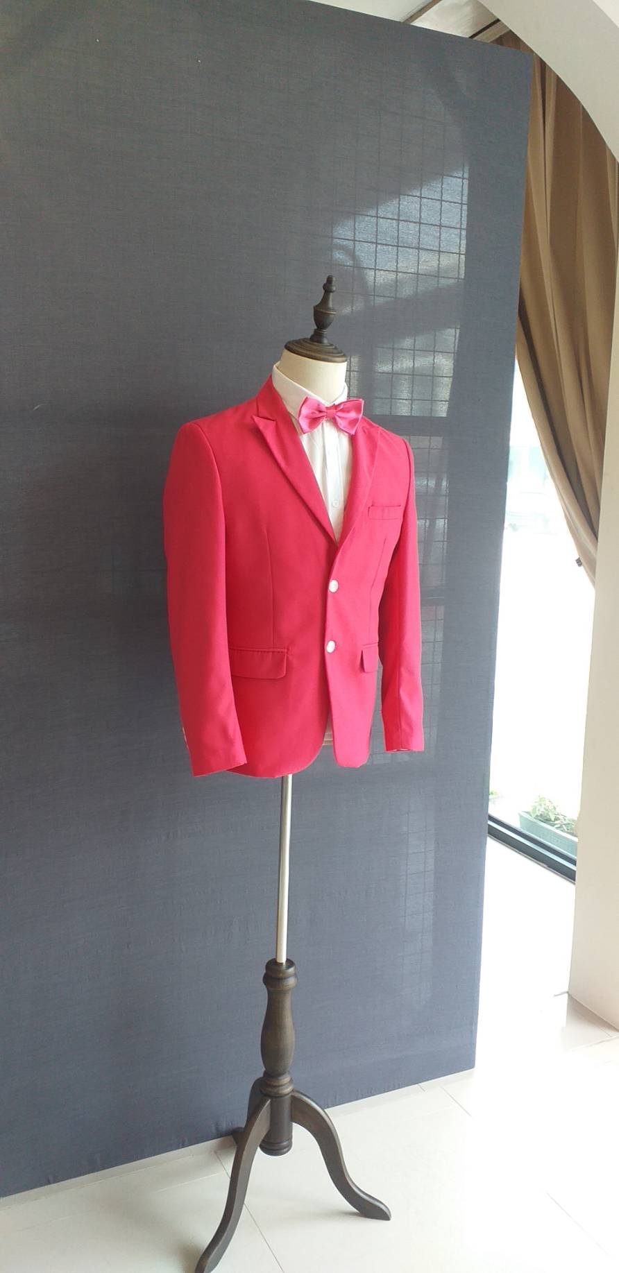 พร้อมเช่า ชุดสูทชาย สี Hot Pink สูท 2 กระดุม ไม่มีกั๊ก